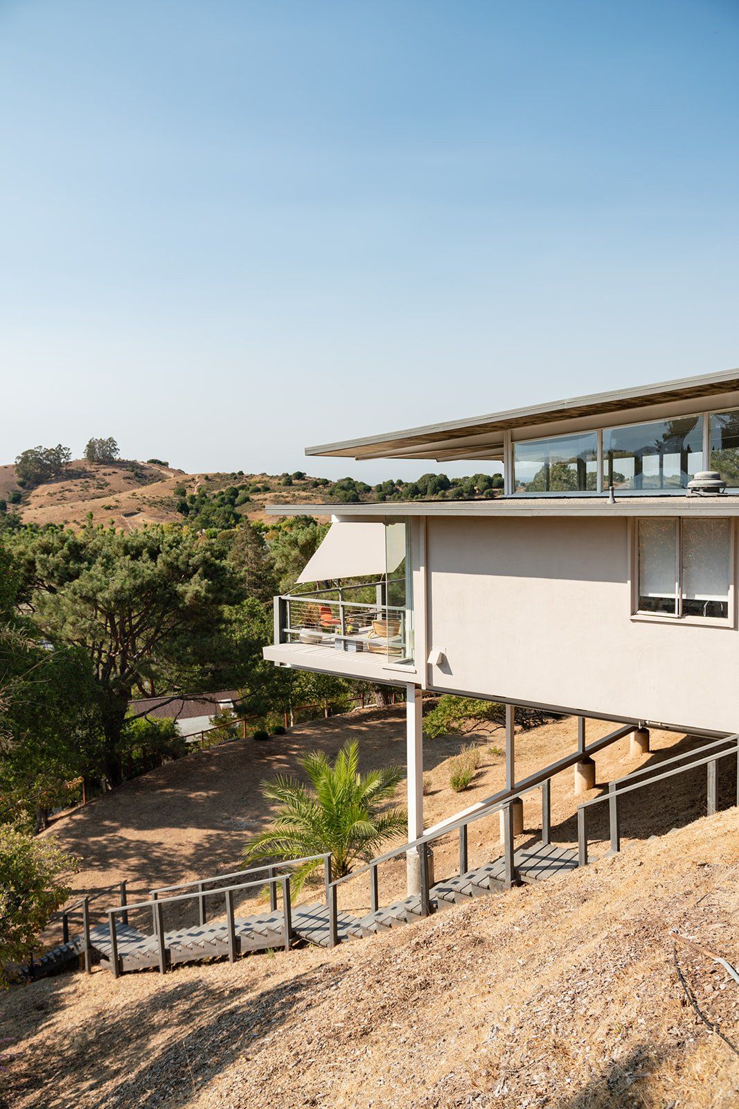 midcentury modern micro wedding at case study house #26, Dinner and Dancing at the Architectural Landmark