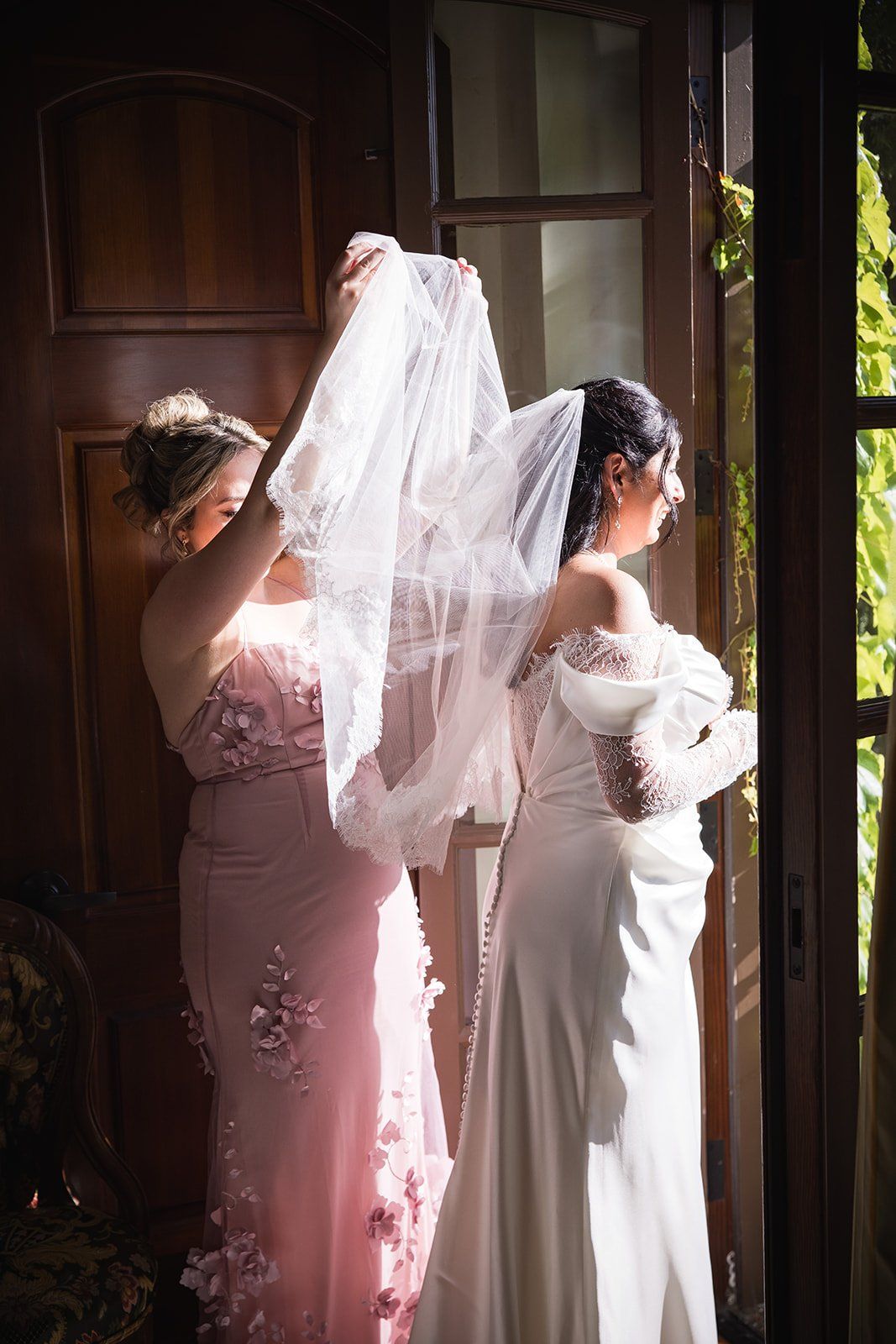 summer vineyard wedding at jacuzzi family vineyards, sonoma, Getting Ready at Jacuzzi