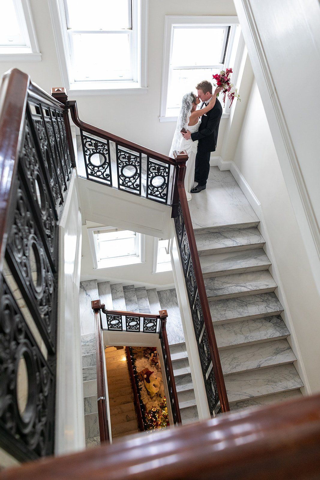 december city hall micro wedding, Portraits on the Grand Staircase