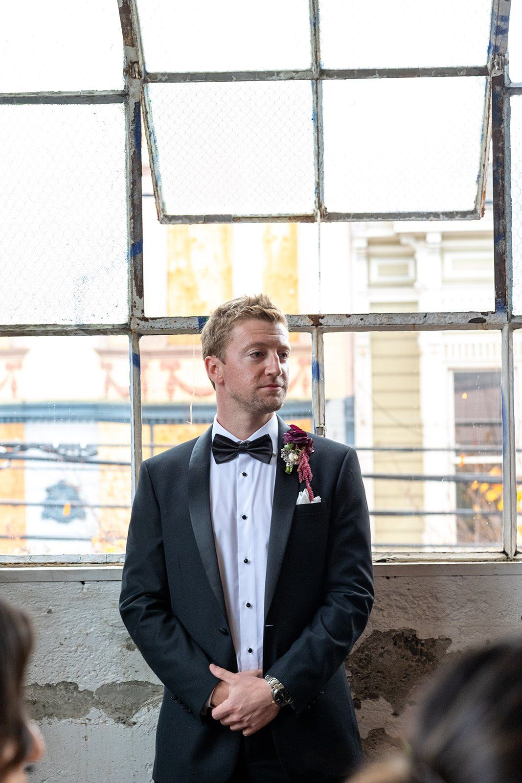 december city hall micro wedding, A Holiday-Season City Hall Ceremony Under the Dome