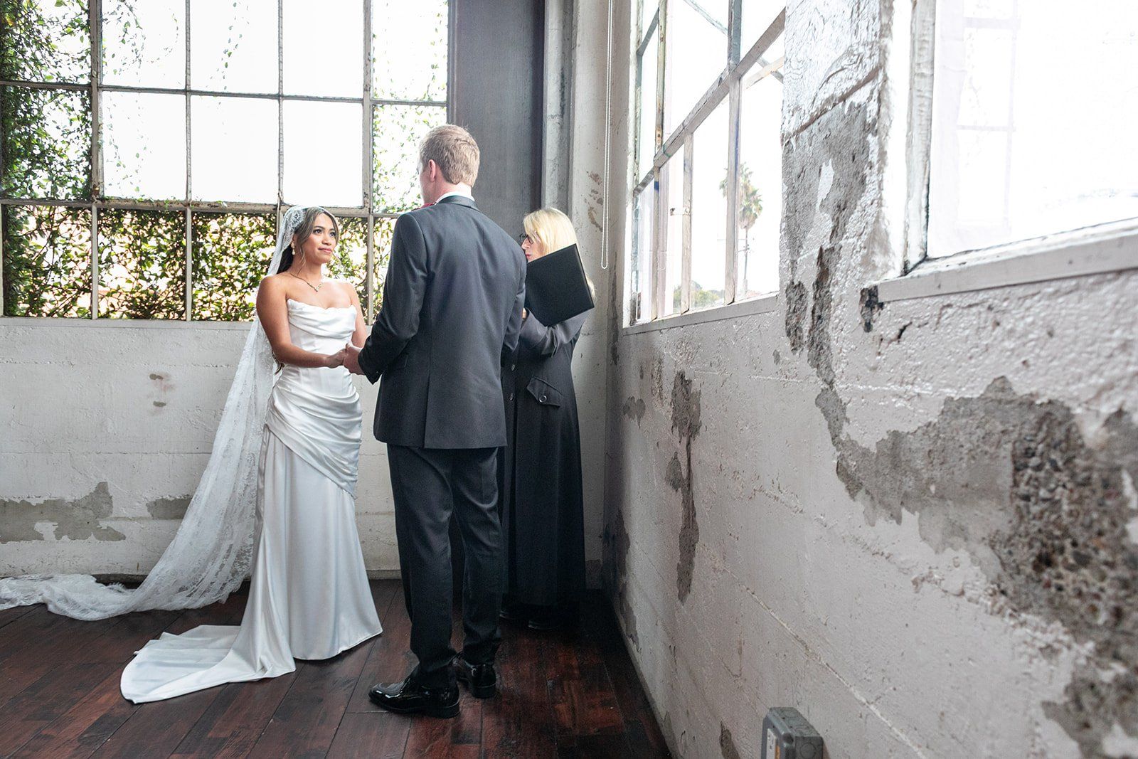 december city hall micro wedding, A Holiday-Season City Hall Ceremony Under the Dome