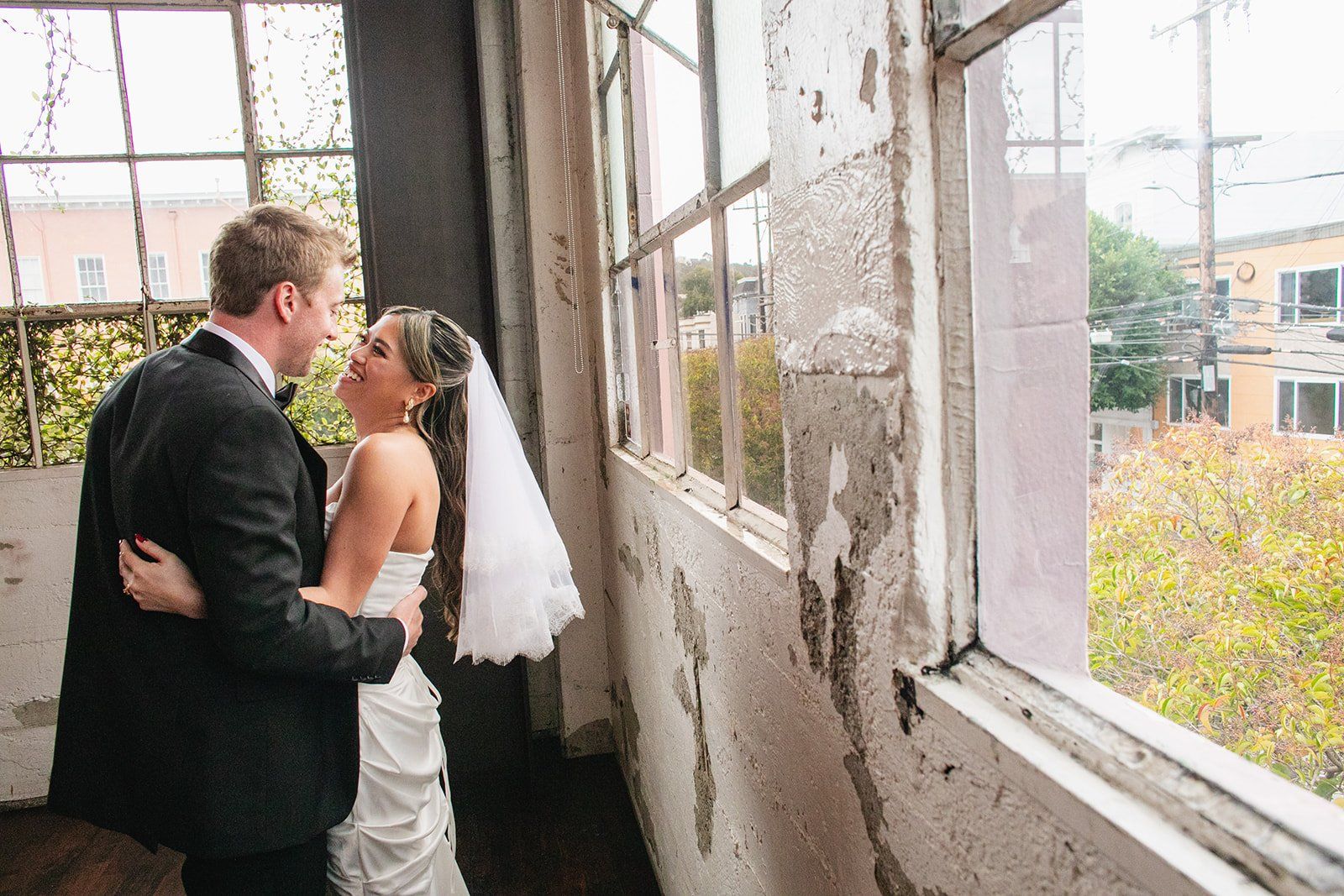 december city hall micro wedding, Portraits on the Grand Staircase