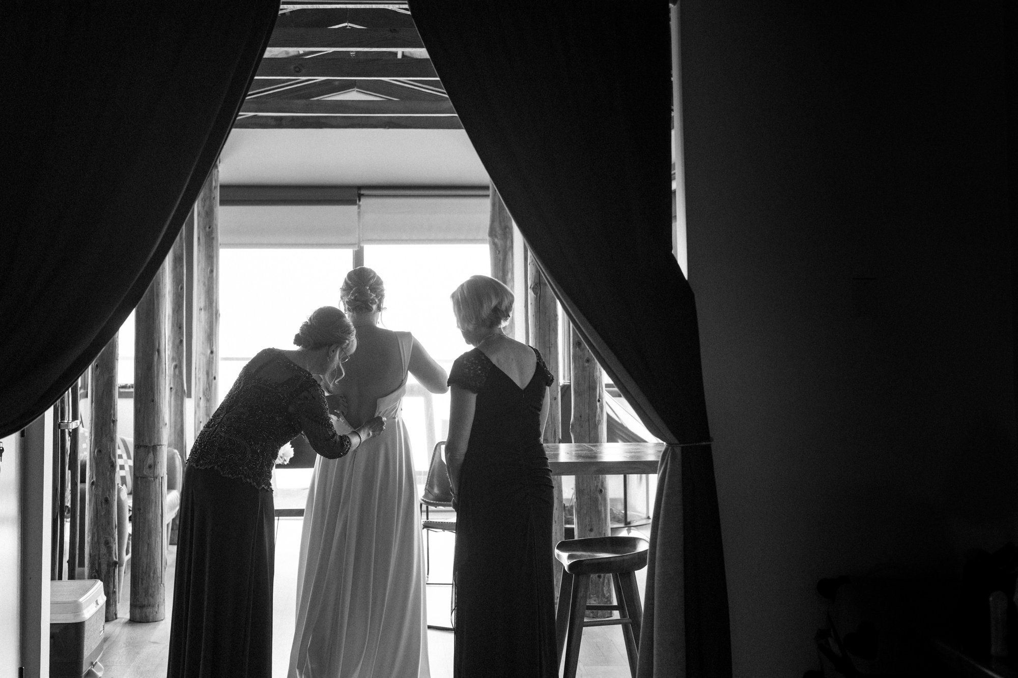 micro wedding on the timber cove bluff (not an elopement), Getting Ready Above the Water