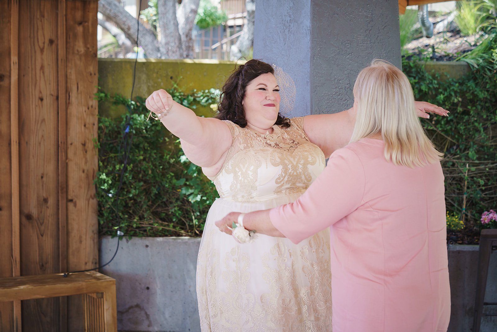 livestreamed vineyard wedding at gloria ferrer sonoma, Getting Ready at the Sonoma Vineyard